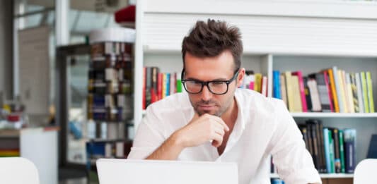 Homem estudando vocabulário de tecnologia em inglês