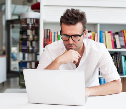 Homem estudando vocabulário de tecnologia em inglês