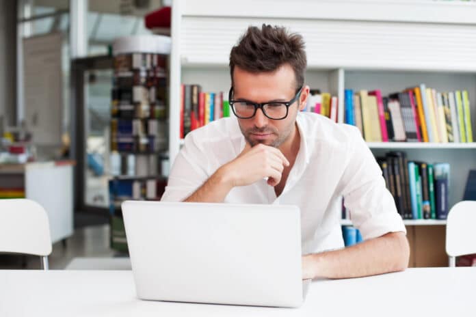 Homem estudando vocabulário de tecnologia em inglês