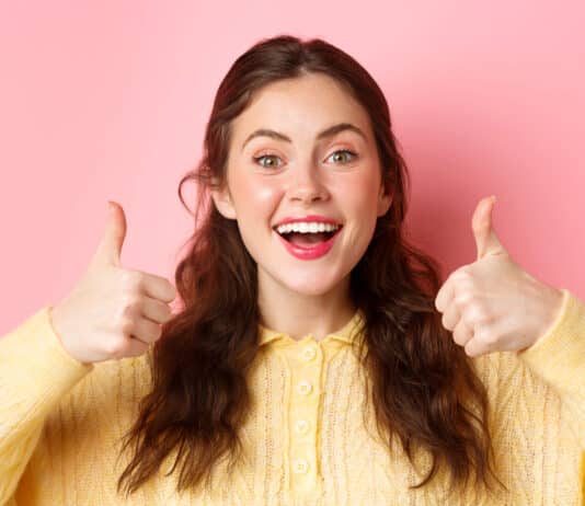 Mulher contente pois recebeu Elogios em inglês