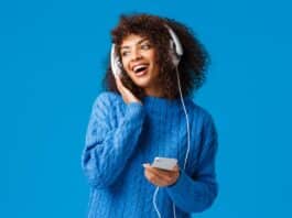 Listening para iniciantes: 10 dicas para treinar a escuta do inglês para quem está começando Mulher praticando Listening para iniciantes: