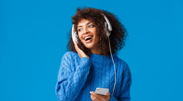 Mulher praticando Listening para iniciantes: