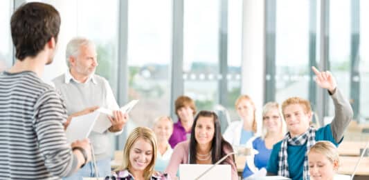 Pessoas em uma classe de inglês