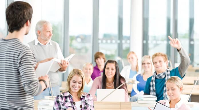 Pessoas em uma classe de inglês