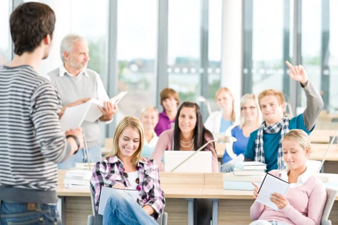 Pessoas em uma classe de inglês