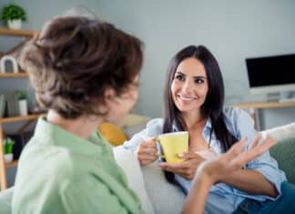 Mulheres que aprenderam Expressões idiomáticas e estão conversando