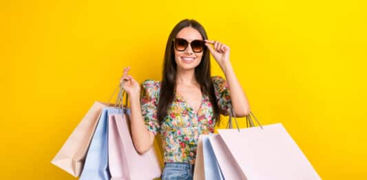 Vocabulário de compras em inglês – Tudo que você precisa saber Mulher com sacolas de comprar já que usou Vocabulário de compras em inglês