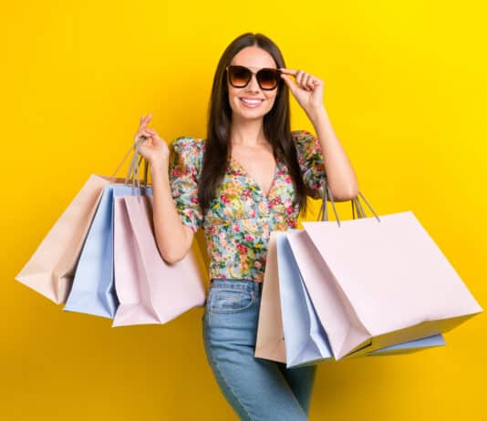 Mulher com sacolas de comprar já que usou Vocabulário de compras em inglês