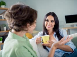 Mulheres conversando usando expressões em inglês