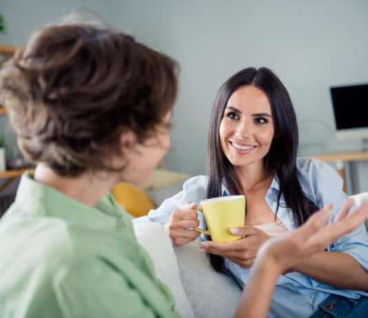 Mulheres conversando usando expressões em inglês