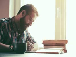 Homem estudando Gramática em Inglês