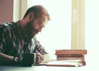 Homem estudando Gramática em Inglês