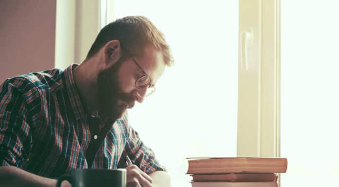 Homem estudando Gramática em Inglês