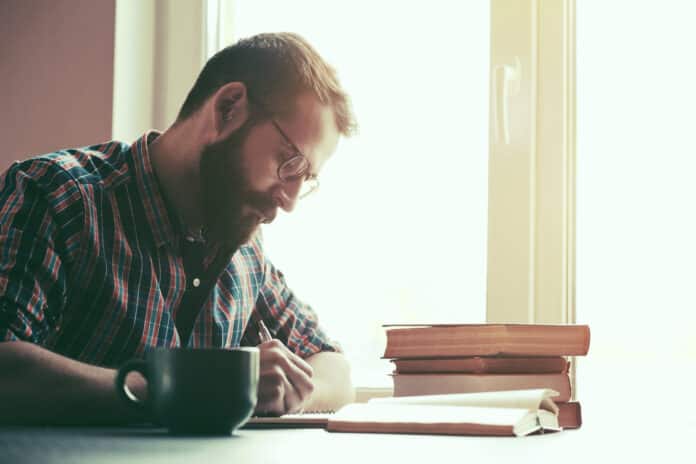 Homem estudando Gramática em Inglês