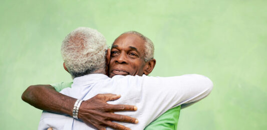 Saudade em inglês: Diferentes formas de falar sobre o sentimento Pessoas se abraçando representando como se diz Saudade em inglês