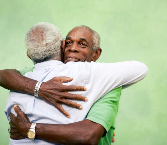 Pessoas se abraçando representando como se diz Saudade em inglês