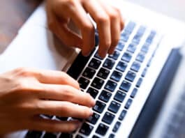 Verbo to call: O que significa e como usar Imagem de uma pessoa estudando o Verbo to call em seu computador
