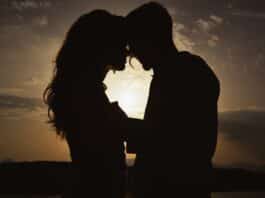 Casal usando inflês para namorar