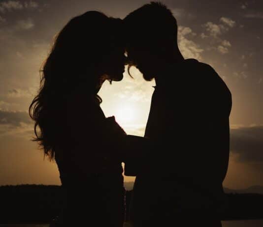 Inglês para namorar: saiba como falar sobre relacionamentos, vocabulário de paquera e mais Casal usando inflês para namorar