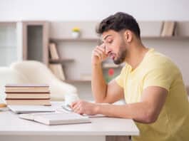 Homem aprendendo Como estudar gramática do inglês