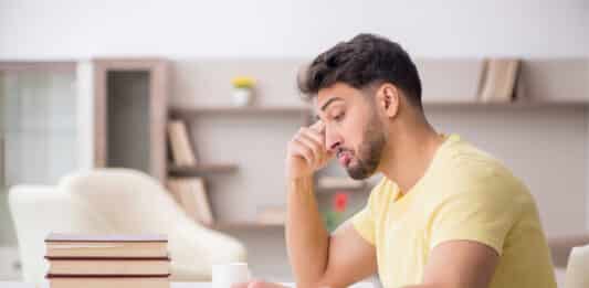 Homem aprendendo Como estudar gramática do inglês