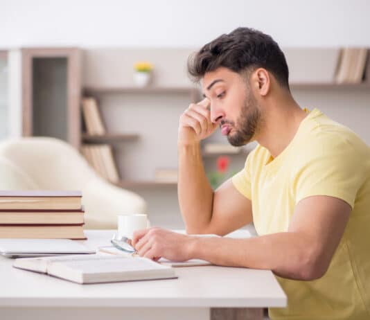 Homem aprendendo Como estudar gramática do inglês