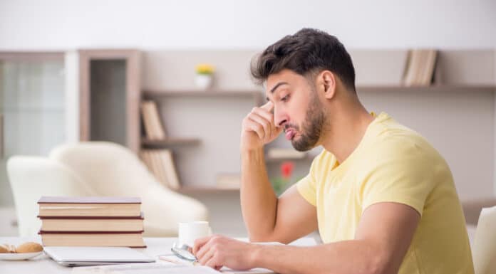 Homem aprendendo Como estudar gramática do inglês