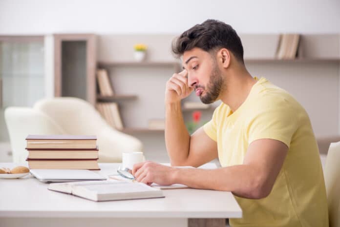 Homem aprendendo Como estudar gramática do inglês