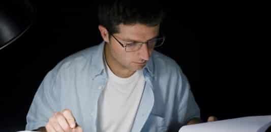 Homem estudando Phrasal Verbs em inglês