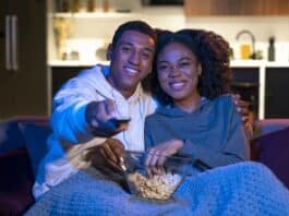 Casal assistindo séries para aprender inglês