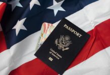 Inglês para viagens: bandeira dos EUA juntamente com um passaporte
