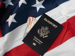 Inglês para viagens: bandeira dos EUA juntamente com um passaporte