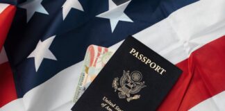 Inglês para viagens: bandeira dos EUA juntamente com um passaporte
