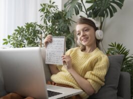 Como aprender inglês em casa da melhor maneira Menina pesquisando em seu notebook como aprender inglês em casa