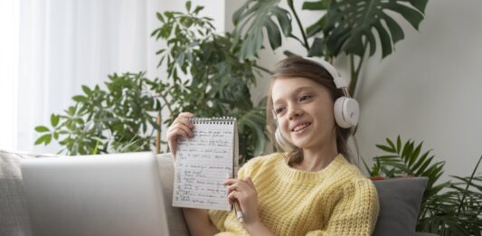 Menina pesquisando em seu notebook como aprender inglês em casa