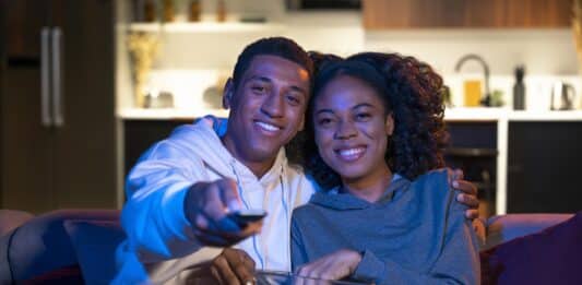 Como usar séries para aprender inglês Casal assistindo séries para aprender inglês