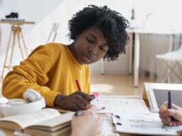 Mulher estudando de acordo com níveis de inglês