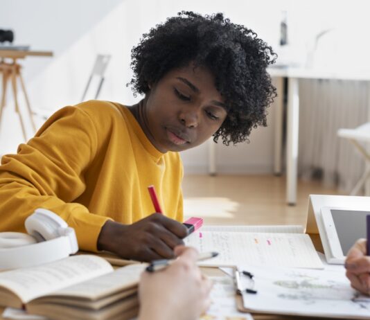 Mulher estudando de acordo com níveis de inglês