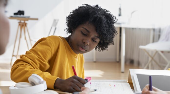 Mulher estudando de acordo com níveis de inglês
