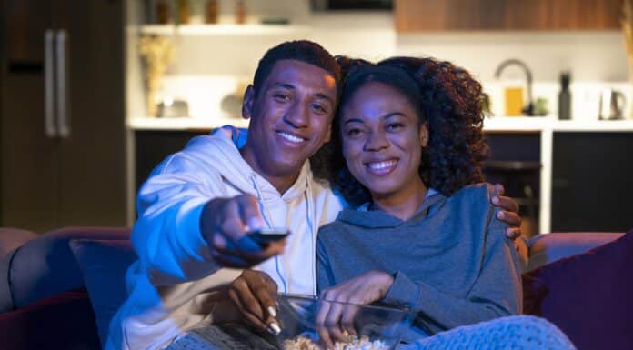 Casal assistindo séries para aprender inglês