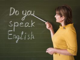 Mulher ensinando como se fluente em inglês