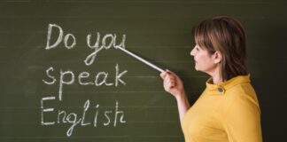 Mulher ensinando como se fluente em inglês
