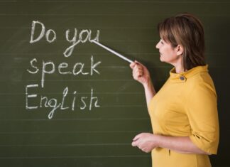 Mulher ensinando como se fluente em inglês