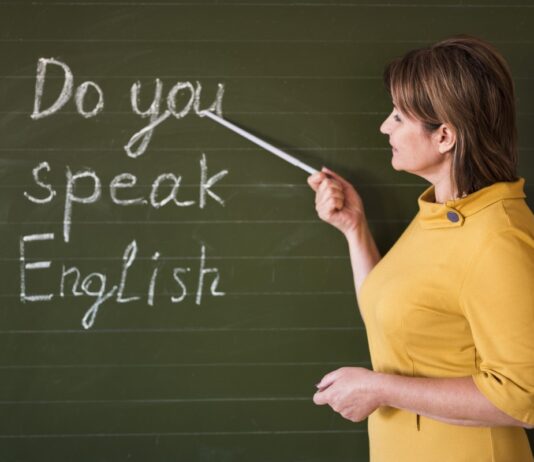 Como ser fluente em inglês? 20 dicas para dominar o idioma mais rápido Mulher ensinando como se fluente em inglês
