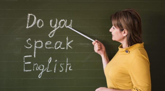 Mulher ensinando como se fluente em inglês