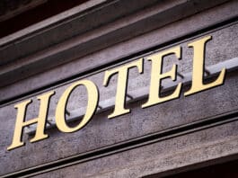 Vocabulário de hotelaria em inglês: Vai viajar? Então está na hora de aprender Fachada de um hotel representando como usar vocabulário de hotelaria em inglês