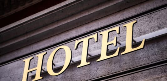 Fachada de um hotel representando como usar vocabulário de hotelaria em inglês