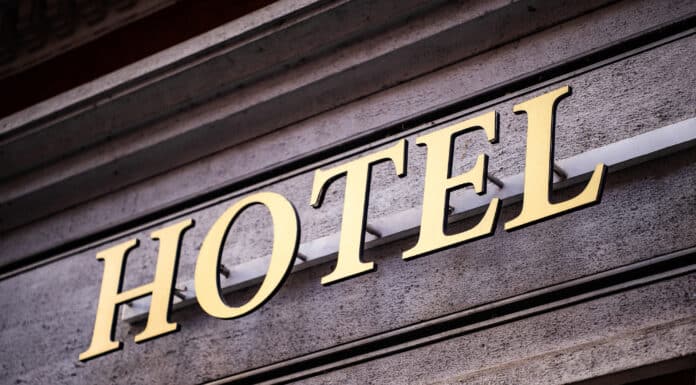 Fachada de um hotel representando como usar vocabulário de hotelaria em inglês