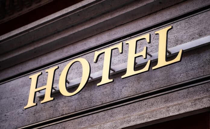 Fachada de um hotel representando como usar vocabulário de hotelaria em inglês