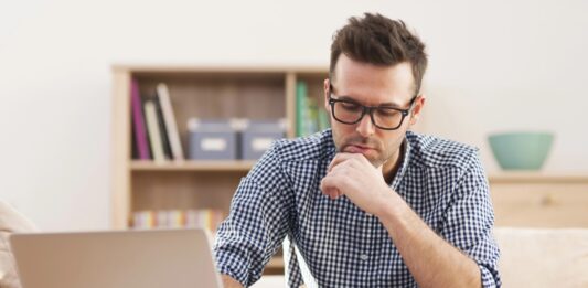 Como aprender a escrever em inglês: métodos definitivos em 2024 Homem entendendo como aprender a escrever em inglês